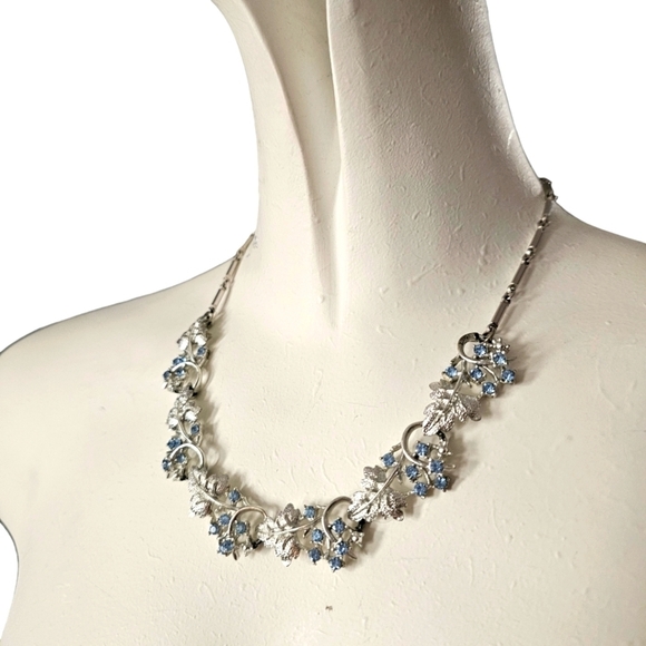 Beautiful vintage necklace featuring a leaf and flower theme. - Picture 2 of 6